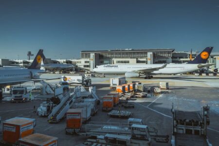 Et dedikert cargo-fraktfly på rullebanen under lasting av gods og spesialfrakt. Bildet viser effektiv håndtering av tidskritisk flyfrakt, tunglast og utstyr som krever direkte ruter uten forsinkende omlasting.