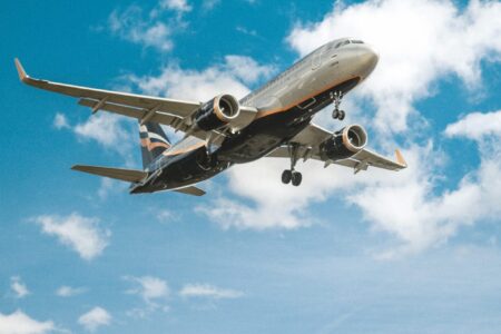Et større passasjerfly parkert på flyplassen, klargjort for gruppecharter og samlet flytransport. Bildet illustrerer tilpassede løsninger for bedrifter, idrettslag og eventer som ønsker direkte ruter og skreddersydde rutetabeller.